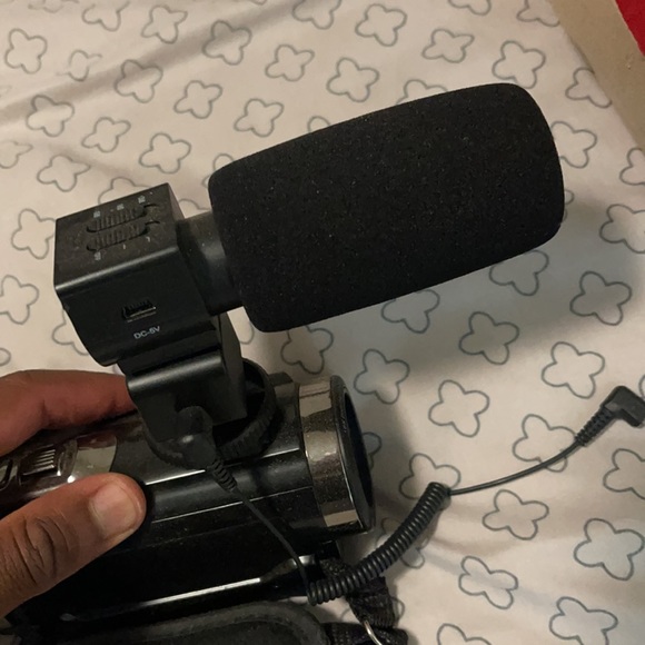 I’m selling this camcorder I used it for YouTube. - Picture 4 of 6